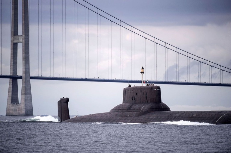 バルト海のデンマーク近海を航行するロシア海軍の原子力潜水艦＝２０１７年撮影/Sarah Christine Noergaard/Scanpix Denmark/Reuters/File via CNN Newsource