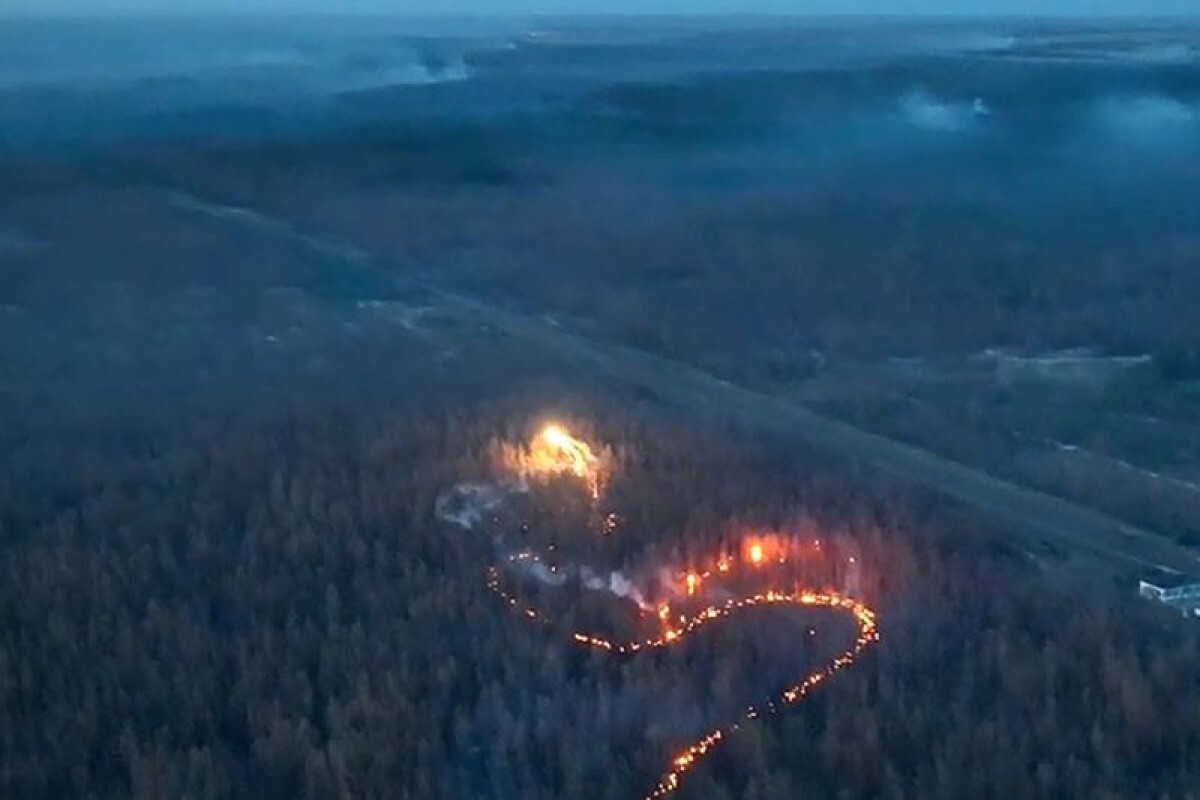 ハルキウ付近のロシア軍の陣地に溶融金属テルミットとみられる焼夷兵器を投下するウクライナのドローン/Khorne Group via Telegram