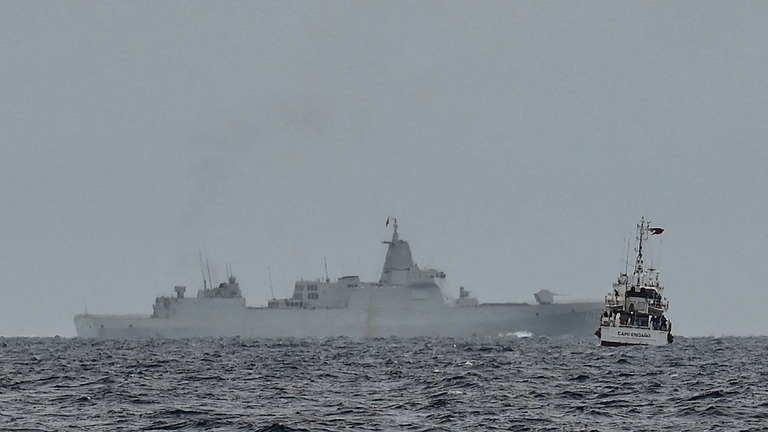 南シナ海でフィリピンの沿岸警備隊が中国海軍の艦船と特定した船舶/Jam Sta Rosa/AFP/Getty Images