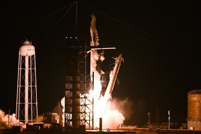 打ち上げられたスペースＸのファルコン９＝１０日、米フロリダ州ケープカナベラルのケネディ宇宙センター/Chandan Khanna/AFP/Getty Images