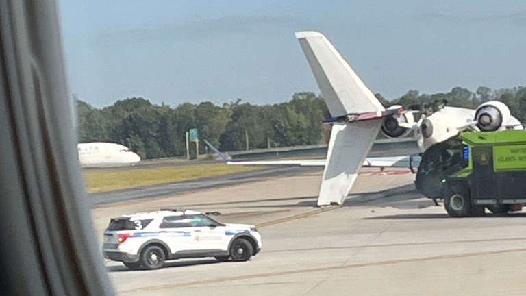 米ジョージア州アトランタのハーツフィールドジャクソン国際空港で離陸しようとしていた航空機２機が衝突/CNN