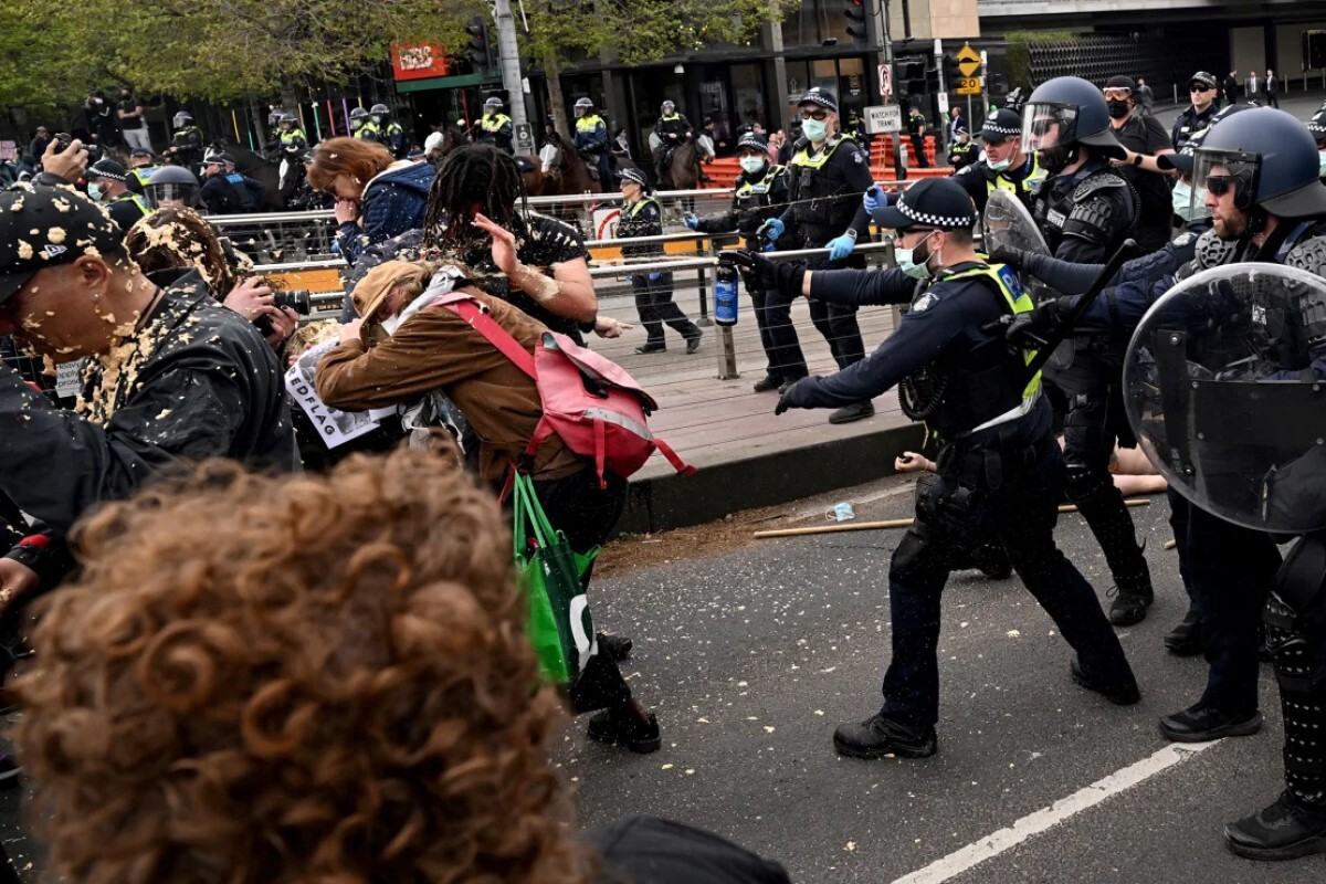 警察と対峙するデモ隊＝１１日/William West/AFP/Getty Images