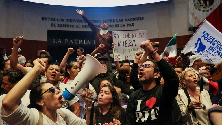 メキシコの国会議事堂に侵入したデモ参加者＝１０日/Luis Cortes/Reuters