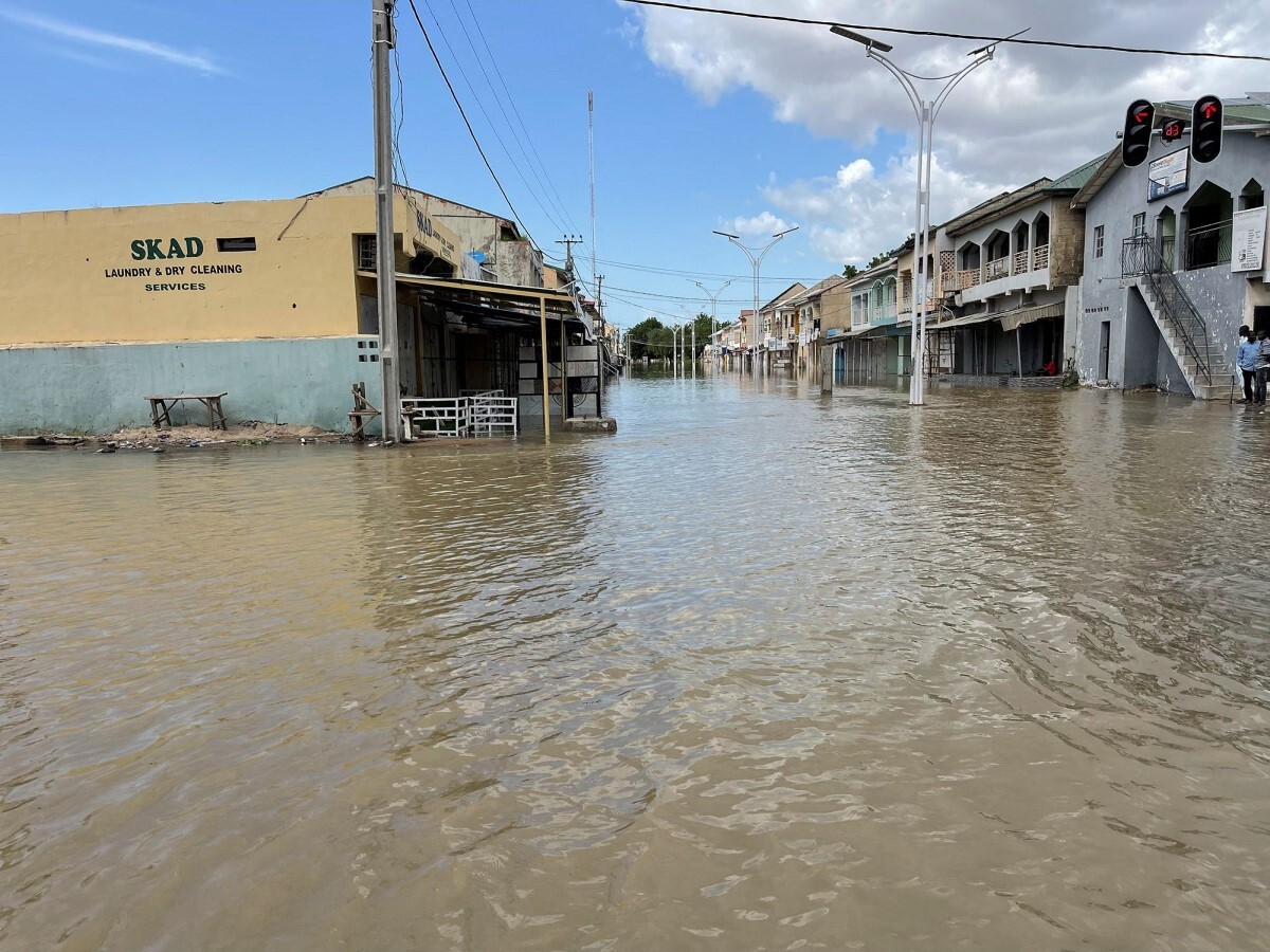 冠水した道路＝１０日、ナイジェリア北部マイドゥグリ/Ahmed Kingimi/Reuters