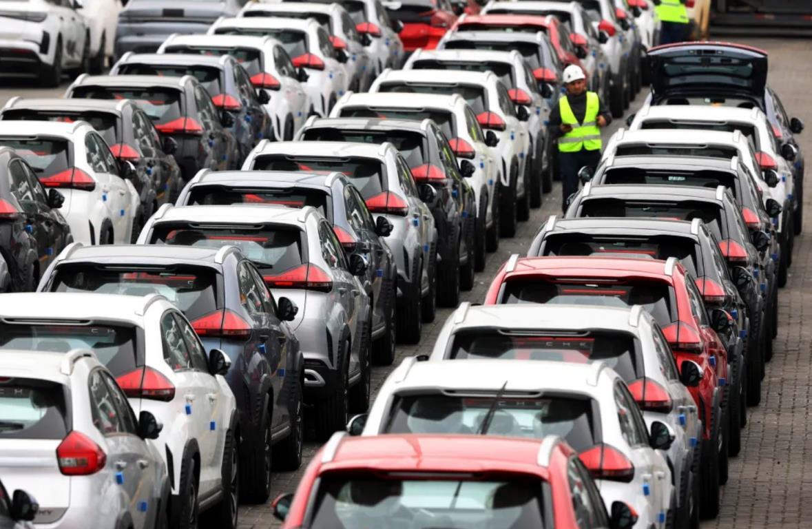 チリの港湾から輸入される中国車。中国車はチリ国内の市場の４割を占める/Raul Bravo/AFP/Getty Images