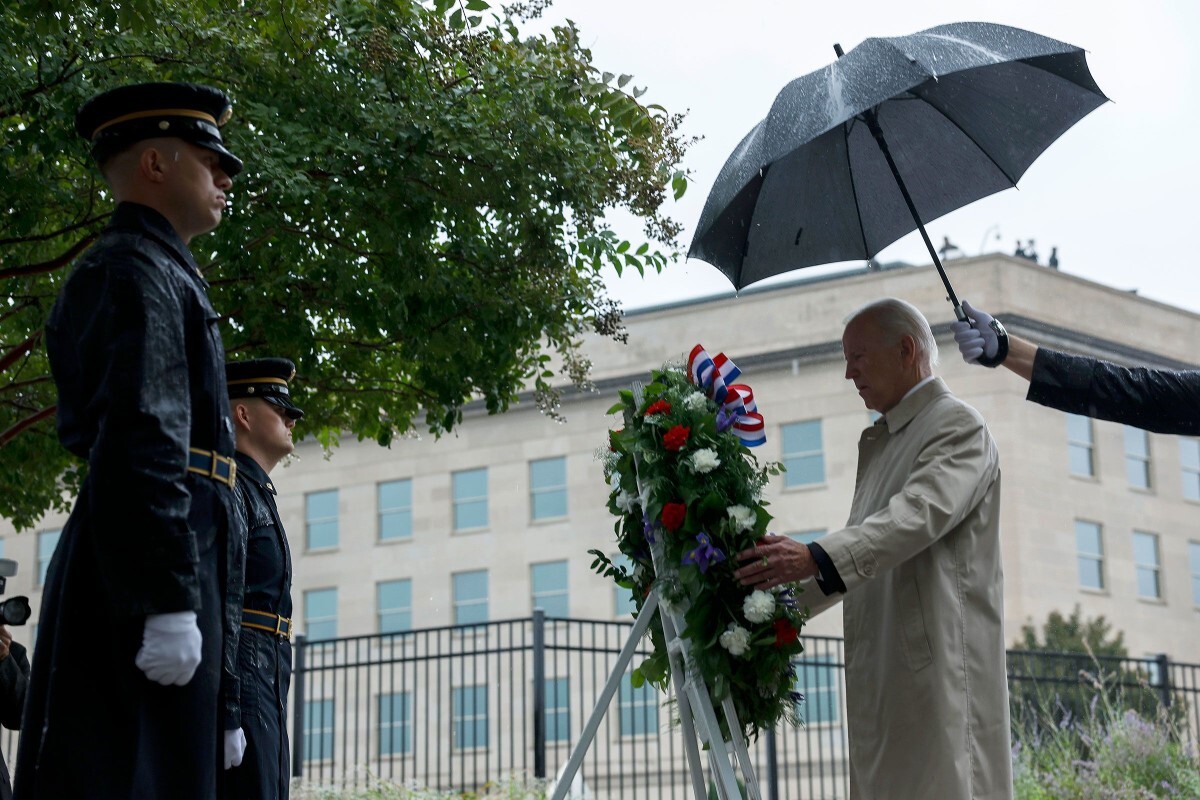 献花式に参加したバイデン米大統領＝１１日、米バージニア州アーリントン/Anna Moneymaker/Getty Images