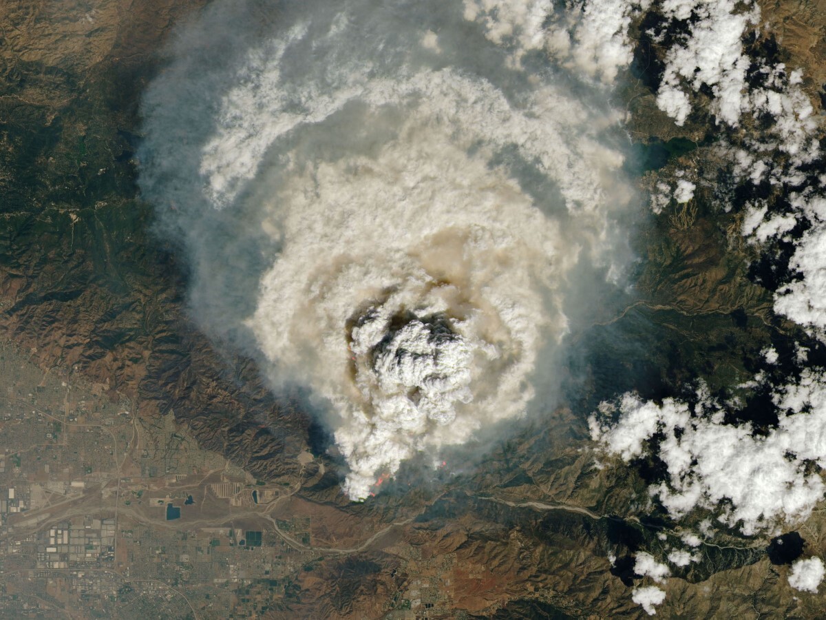 火災積雲はその後火災積乱雲に変化し雷と雨をもたらした/NASA