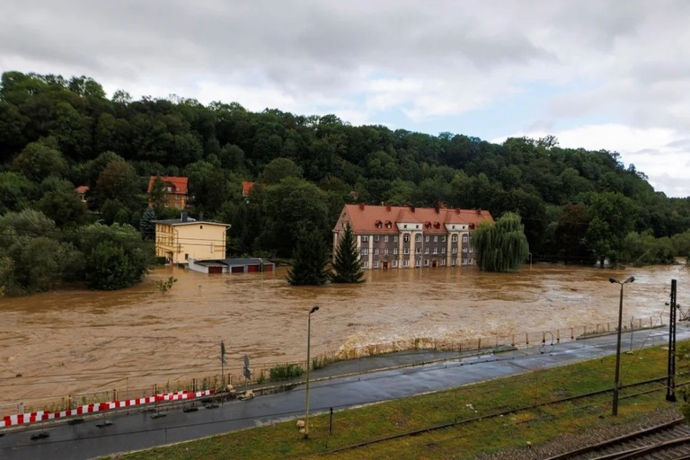 数日にわたる豪雨の後、浸水した家屋＝１５日、ポーランド/Krzysztof Zatycki/AP