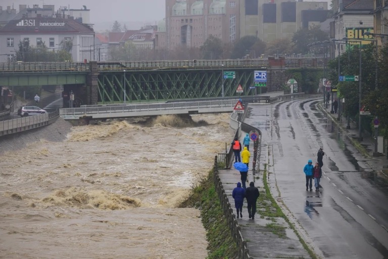 大雨によって水位の上がったウィーン川＝１５日、オーストリア首都ウィーン/Christian Bruna/Getty Images