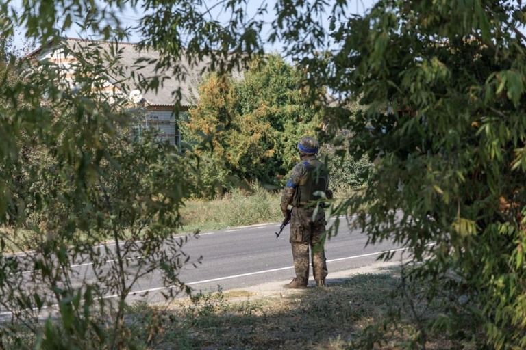 道路の脇に立つ武装したウクライナ軍兵士＝１０日、ロシア・クルスク州スジャ/Oleg Palchyk/Global Images Ukraine/Getty Images