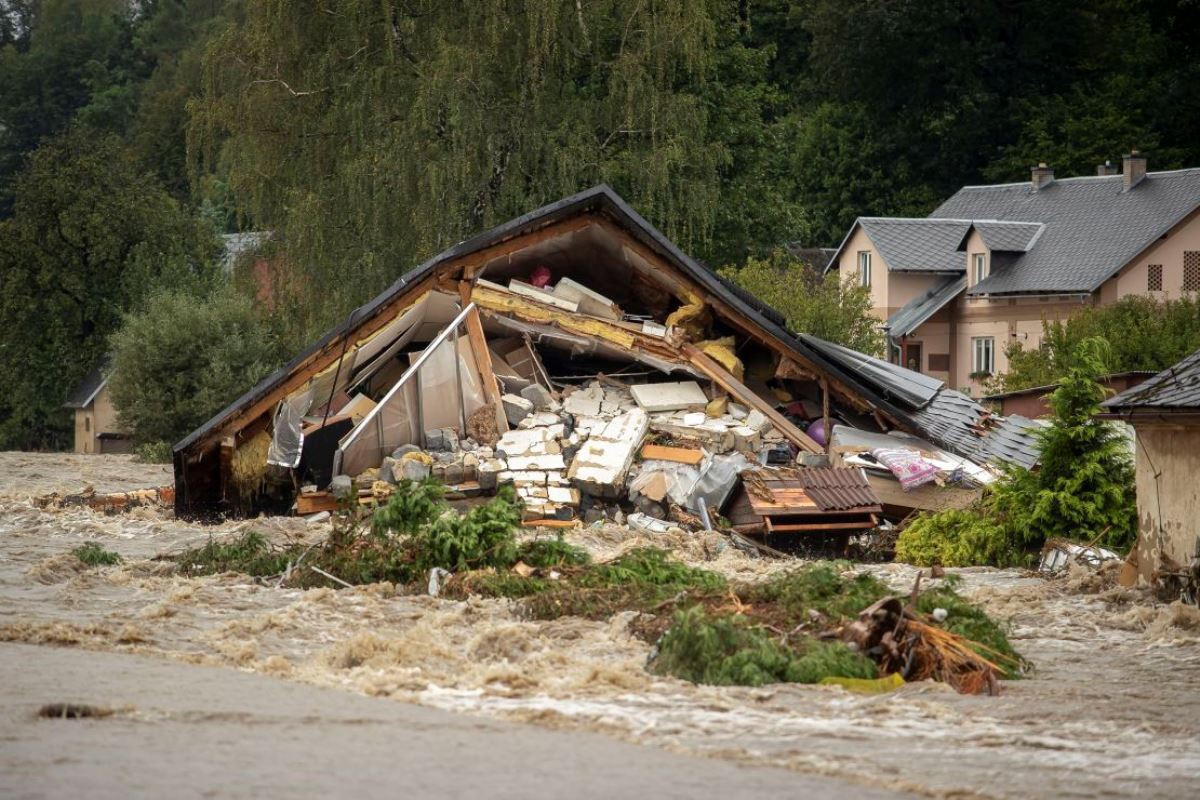 損壊した家屋＝１５日、チェコ/Gabriel Kuchta/Getty Images