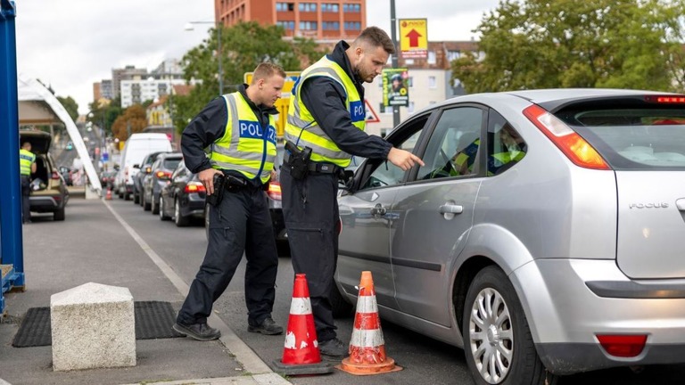 ドイツ・ポーランド国境付近で車両を調べるドイツの警官＝１０日/Maja Hitij/Getty Images