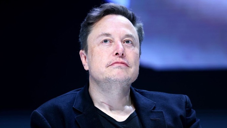 米実業家のイーロン・マスク氏はＸ（旧ツイッター）に「そして、誰もバイデンやハリスを暗殺しようとさえしない」と投稿していた/Marc Piasecki/Getty Images