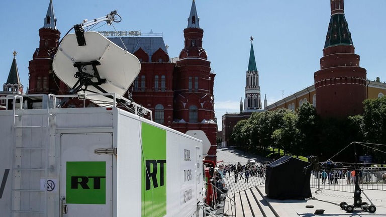 モスクワの「赤の広場」近くに停車するＲＴの車両/Gleb Garanich/Reuters/File