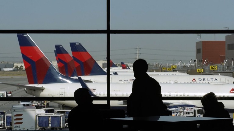 ソルトレイクシティー国際空港のゲートに駐機したデルタ航空の航空機/George Frey/Bloomberg/Getty Images/FILE