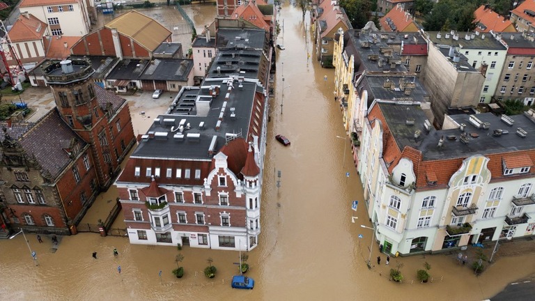 ポーランド南西部ニサの河川近辺で浸水した地域＝１６日/Kacper Pempel/Reuters