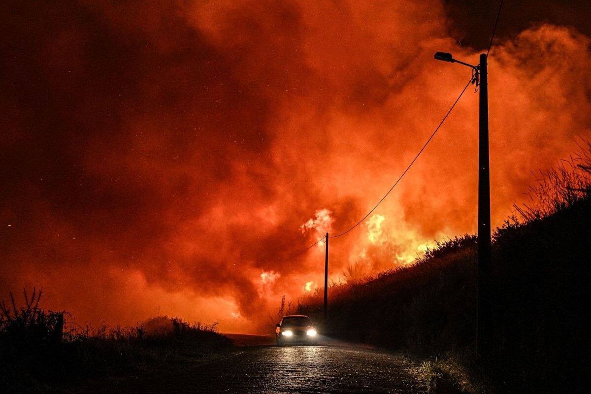 車で避難する住民＝１７日、ポルトガル/Octavio Passos/Getty Images