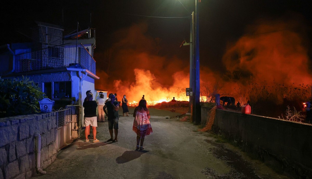 山火事の状況を見る人々＝１６日、ポルトガル
/Pedro Nunes/Reuters