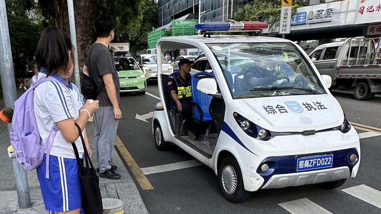 襲撃が発生した深圳の日本人学校近くを警備する治安要員/The Yomiuri Shimbun/AP