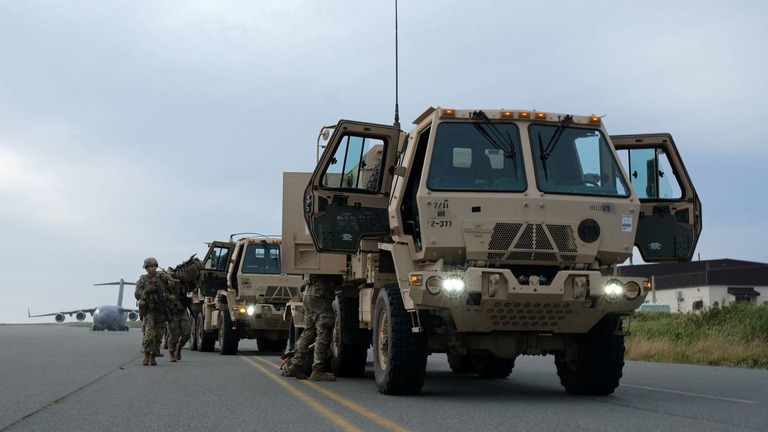 使用する車両の準備を行う米軍兵士ら＝１３日、米アラスカ州シェミア島/Spc. Brandon Vasquez/US Army