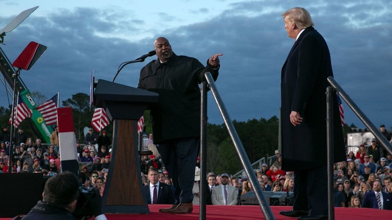 ２０２２年のノースカロライナ州の集会で揃い踏みするトランプ氏（右）とロビンソン氏/Allison Joyce/Getty Images