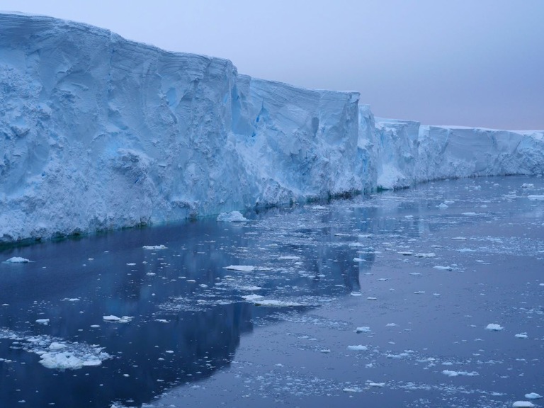 英南極観測所の航空機で撮影したスウェイツ氷河の氷壁/Rob Larter via CNN Newsource