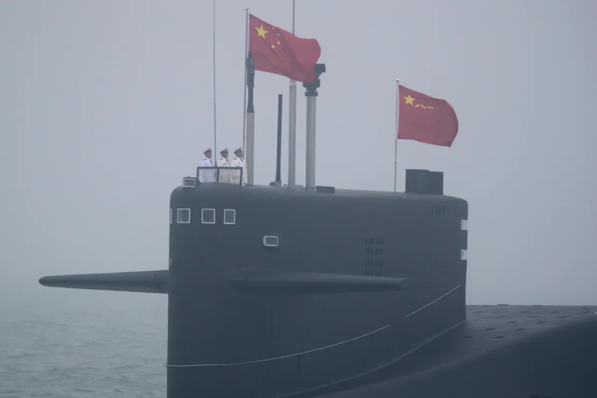 中国人民解放軍海軍の０９４型晋級弾道ミサイル原潜。海軍パレードに参加する様子＝２０１９年/Mark Schiefelbein/AFP/Getty Images