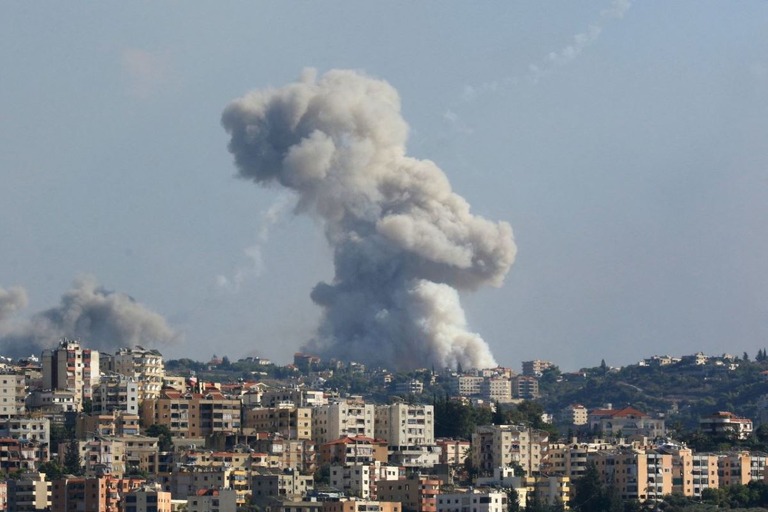 イスラエル軍による攻撃で上空にあがる煙＝２３日、レバノン/MAHMOUD ZAYYAT MA/AFP via Getty Images