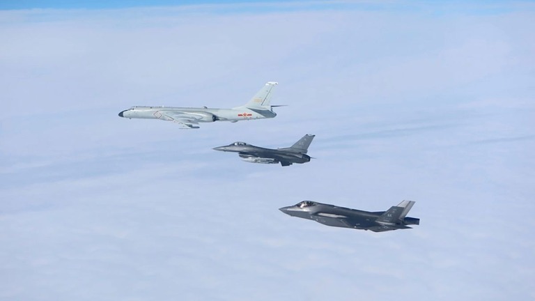 ７月、アラスカ州防空識別圏を飛ぶロシア軍機を米戦闘機がインターセプトした際の画像/Department of Defense/AP/File