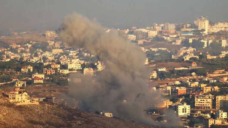 イスラエル軍の空爆を受けて上る煙＝２３日、レバノン南部/Rabih Daher/AFP/Getty Images