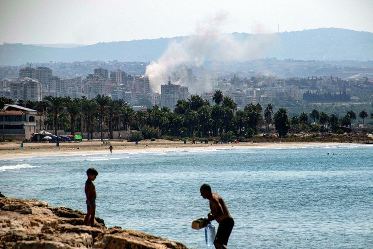 レバノン南部ティール南郊でイスラエルの攻撃により立ち上る煙/Hasan Fneich/AFP/Getty Images via CNN Newsource