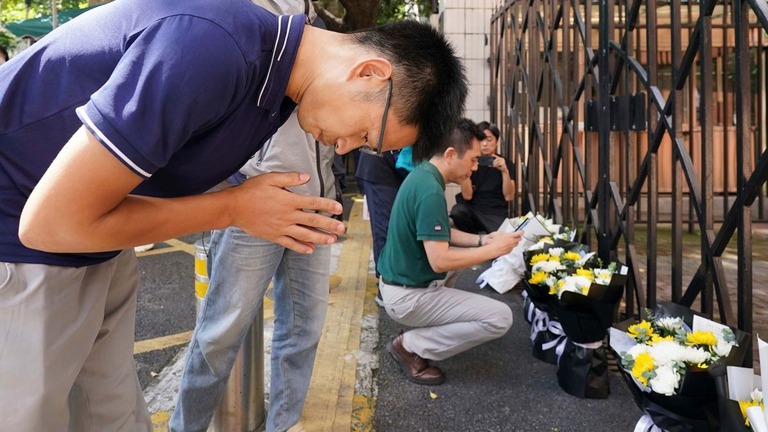 通学途中に刺されて死亡した１０歳の日本人少年を悼み献花する住民ら＝中国南部・深圳/Ichiro Ohara/AP