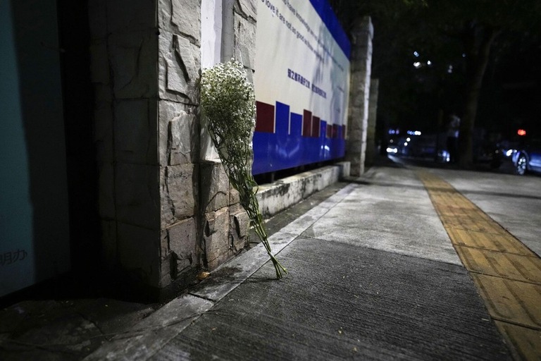 少年が刺された場所にたむけられた花/Kyodo News/Getty Images