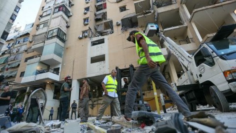 イスラエルからの空爆をうけた現場＝２６日、ベイルート南部郊外/Ibrahim Amro/AFP/Getty Images