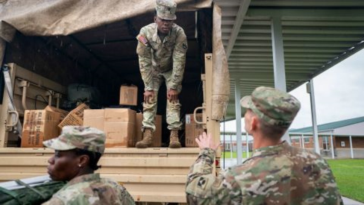 災害対策としてトラックの準備を行う米州兵＝２６日、米フロリダ州クロフォードビル/Sean Rayford/Getty Image