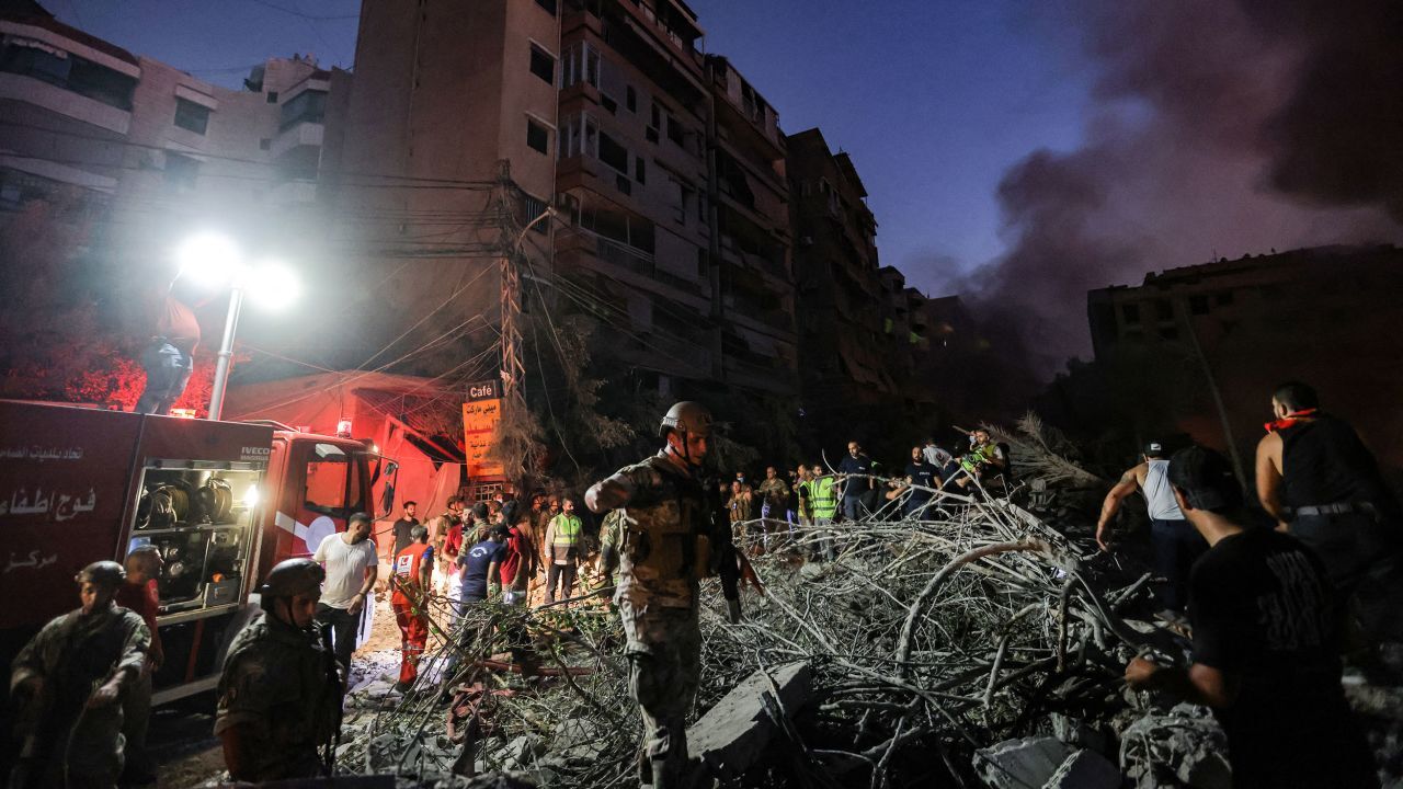 イスラエルの空爆後、崩壊した建物のがれきの上を歩くレバノン軍兵士たち/Ibrahim Amro/AFP/Getty Images