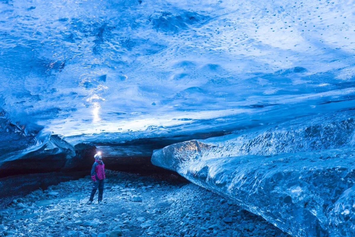 アイスランドのブレイザメルクルヨークル氷河にできた天然の氷の洞窟を訪れる観光客。８月には氷の洞窟内で米国人観光客１人が命を落とした/Sven-Erik Arndt /Arterra/Universal Images Group/Getty Images