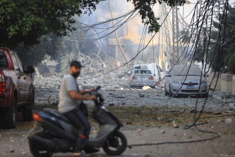 イスラエル軍による空爆で破壊された建物＝２８日、ベイルート南郊/ AFP/Getty Images