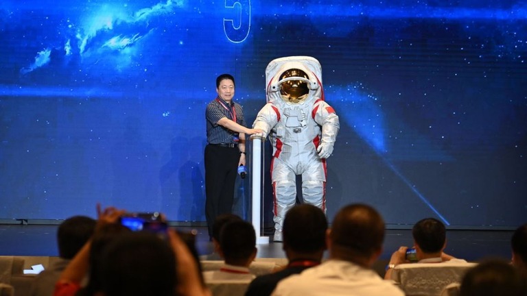 中国が、月面着陸ミッションで乗組員が着用する宇宙服を発表した/VCG/Visual China Group/Getty Images