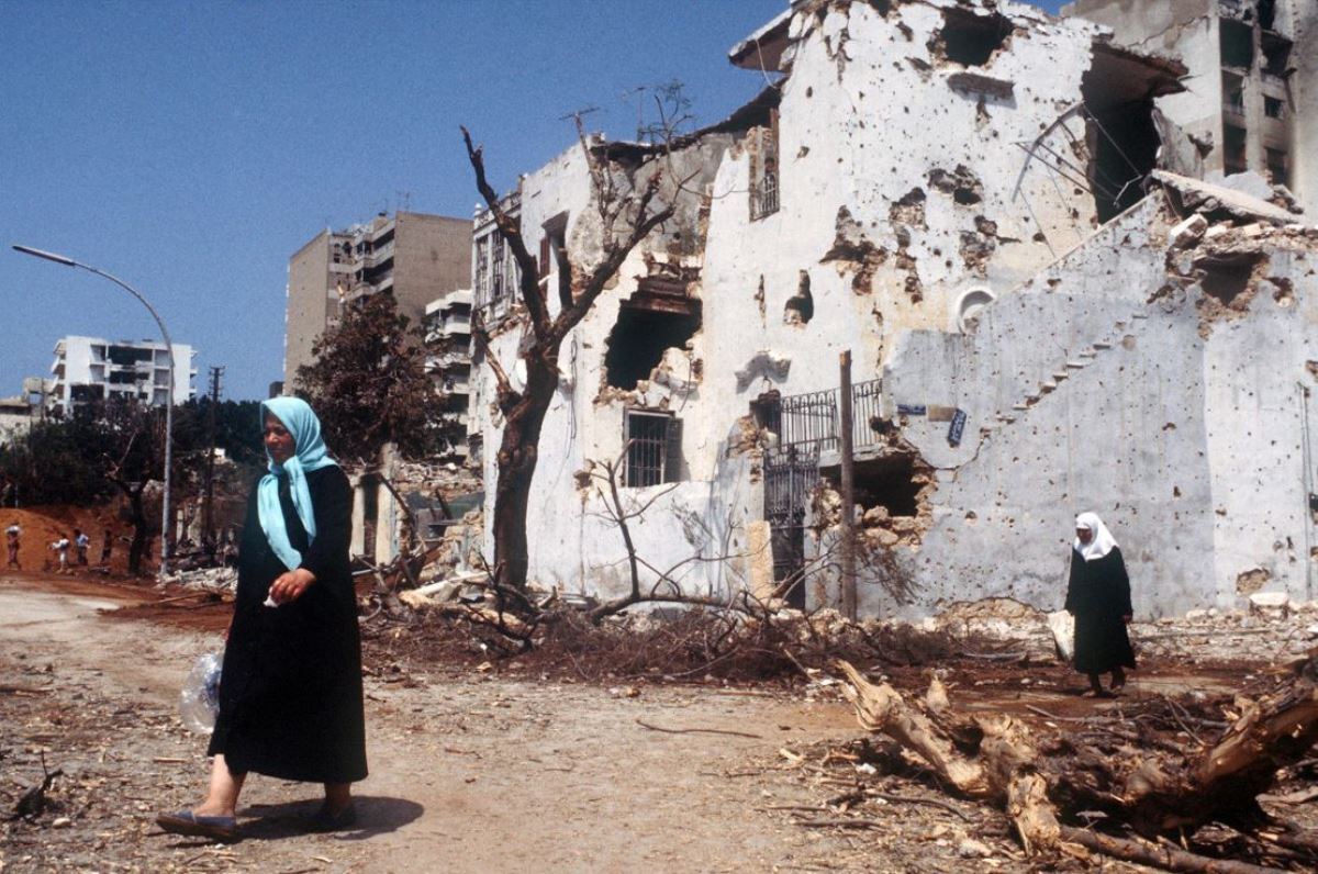 イスラエル軍による軍事作戦で荒廃した街中を歩くレバノンの女性＝１９８２年７月/Dominique Faget/AFP/Getty Images