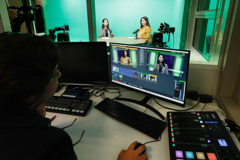 ベグムテレビは仏パリからアフガンの女性と少女に向けて番組を放送している/Geoffroy van der Hasselt/AFP/Getty Images/File