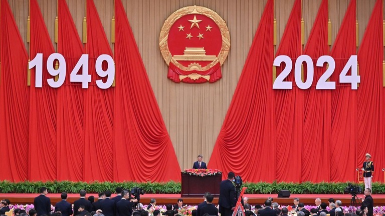 中国建国７５年の祝賀行事で演説する習近平国家主席/Adek Berry/AFP/Getty Images