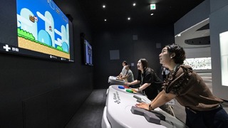 巨大なコントローラーで往年の任天堂ゲームが遊べるミュージアム内のアトラクション