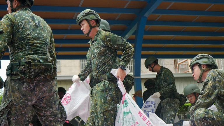 台風接近に備え、各地へ送る砂袋をトラックに積み込む台湾軍の兵士ら/Walid Berrazeg/AFP/Getty Images