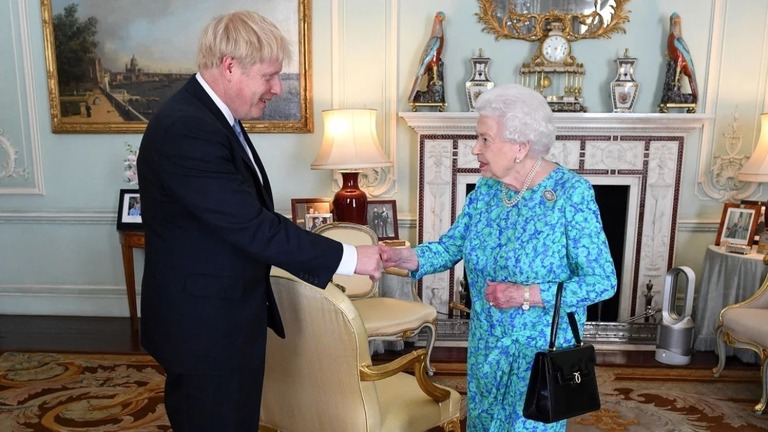 ジョンソン元首相とエリザベス女王＝２０１９年/ Victoria Jones/AFP/Getty Images