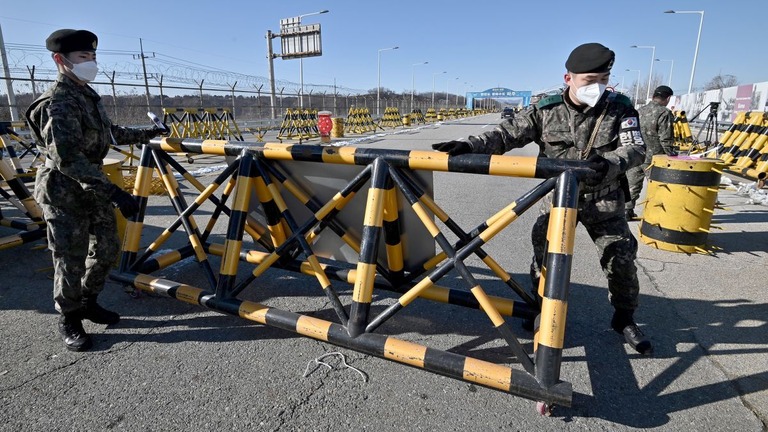 「統一大橋」にバリケードを設置する韓国軍兵士＝２０２０年１２月１５日撮影/Jung Yeon-je/AFP/Getty Images