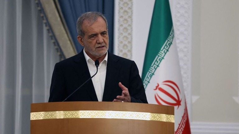 記者会見に臨むイランのペゼシュキアン大統領＝２日/Karim Jaafar/AFP/Getty Images