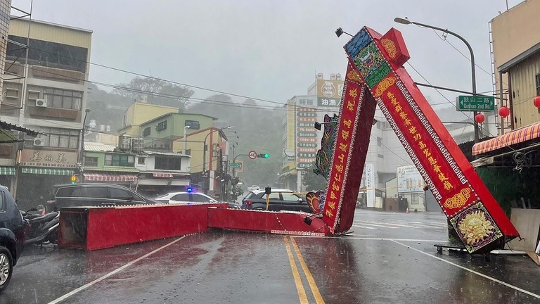 台風の強風で倒壊した台湾・高雄の木製のアーチ道/Stringer/AFP/CNA/Getty Images