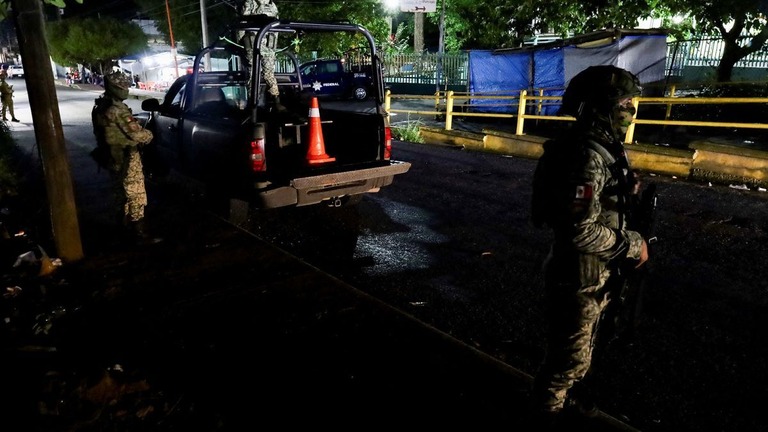 負傷した移民が運び込まれた病院の外を警護するメキシコ軍の兵士たち/Jose Torres/Reuters