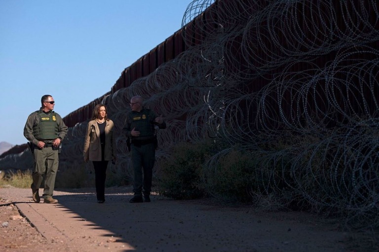 米国とメキシコとの国境地帯を訪問したハリス副大統領＝９月、米アリゾナ州/Rebecca Noble/AFP/Getty Images